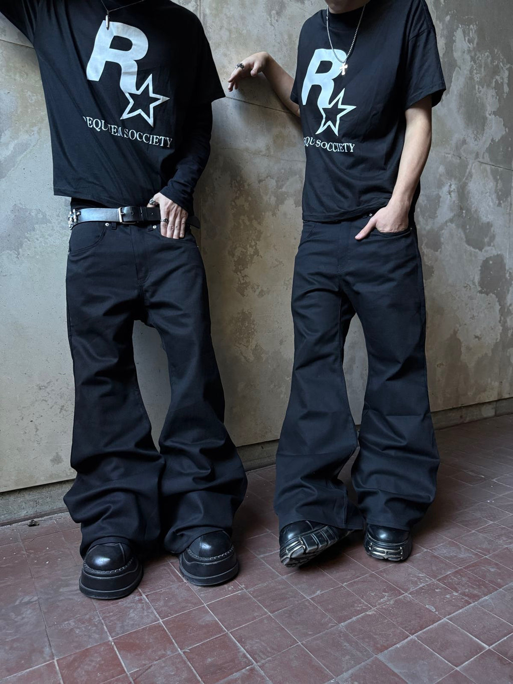 SOLID BLACK FLARED JEANS